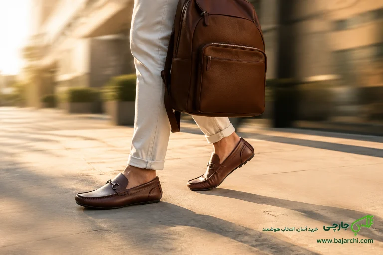 کیف و کفش ارگونومیک و روزمره؛ کیف چرم قهوه‌ای و کفش روزمره راحت مردانه